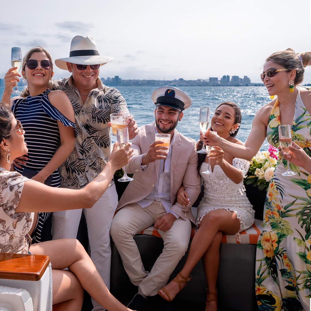 Party tour sailing the coasts of Manta