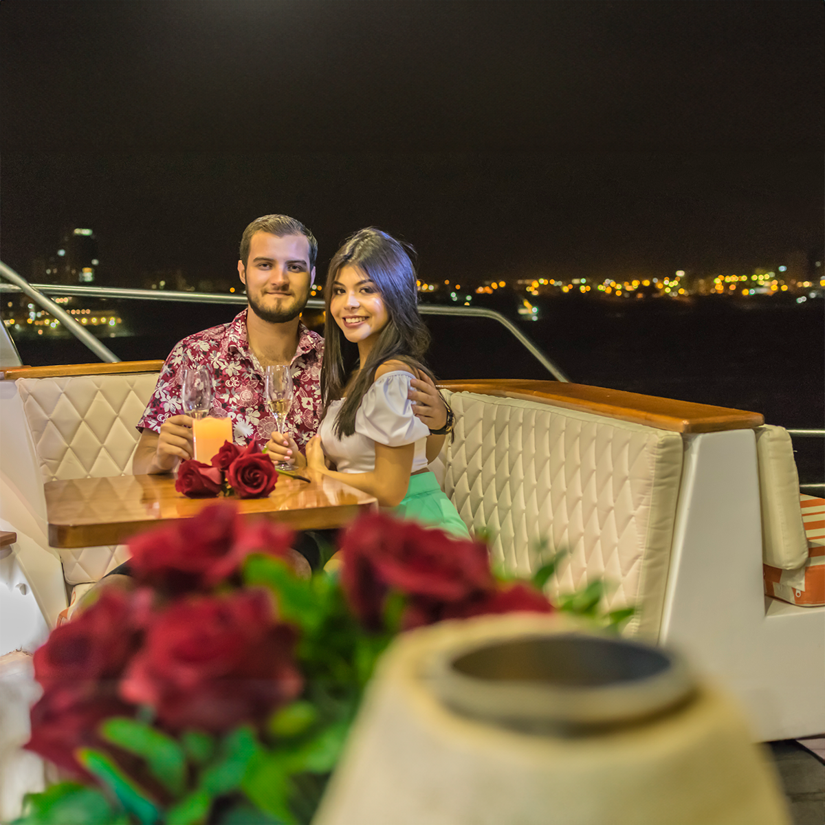 Romantic dinner sailing in Manta Bay