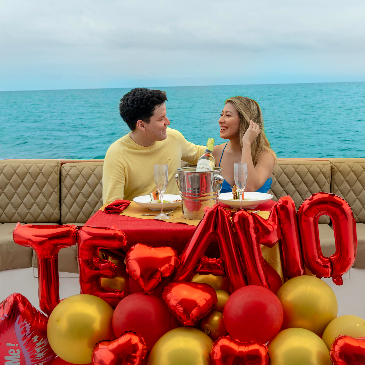 Romantic dinner sailing in Manta Bay