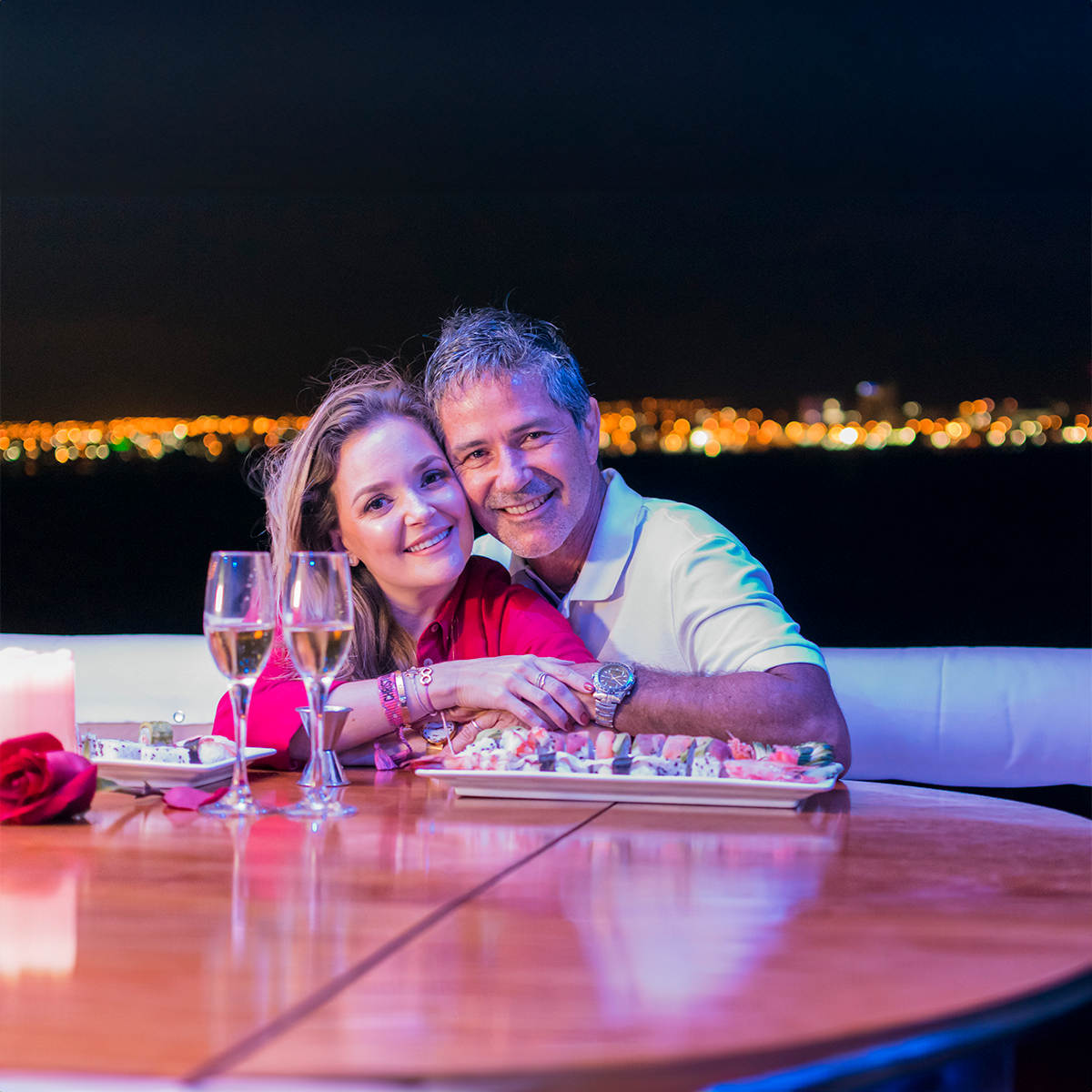 Romantic dinner sailing in Manta Bay