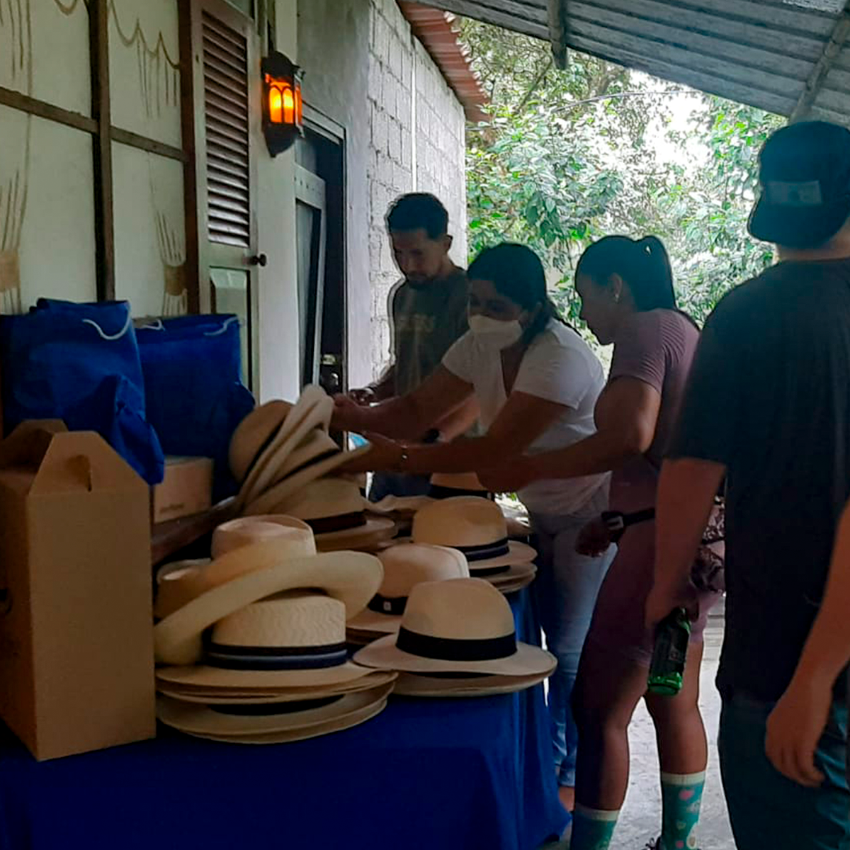 Full day tour, humid forest, local gastronomy and Toquilla straw hats all in one.