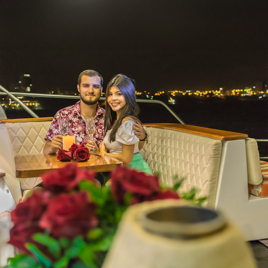 Romantic dinner sailing in Manta Bay